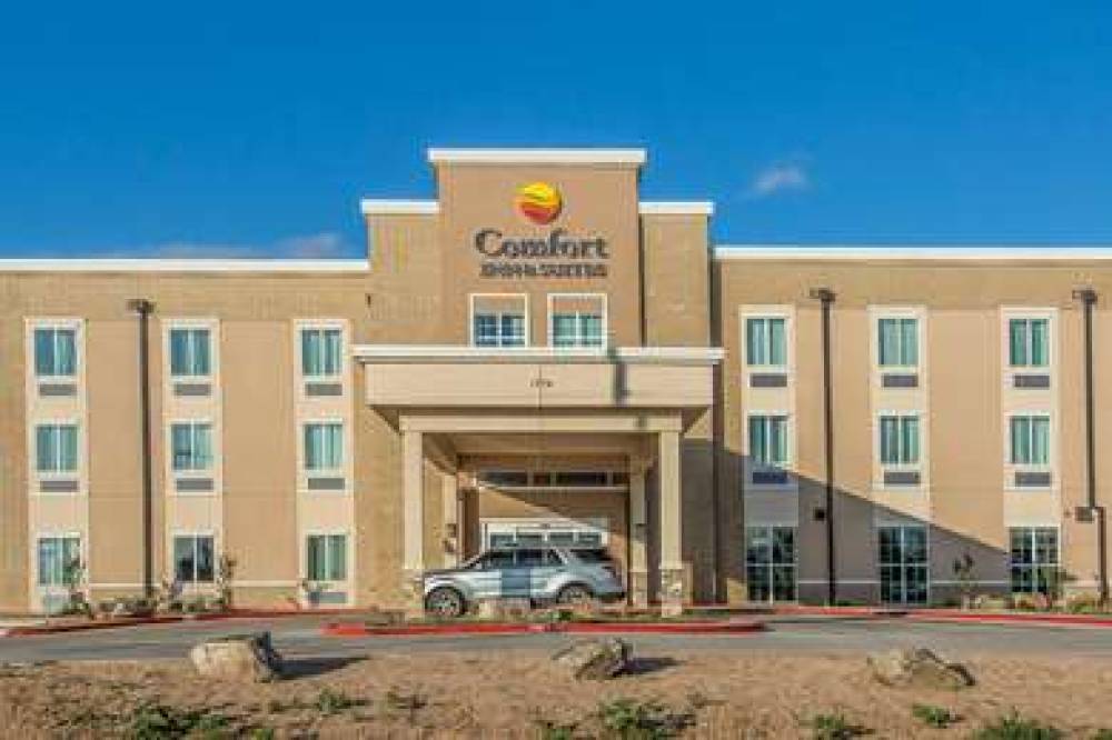 COMFORT INN & SUITES 1