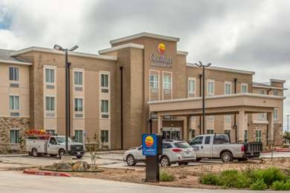 COMFORT INN & SUITES 2