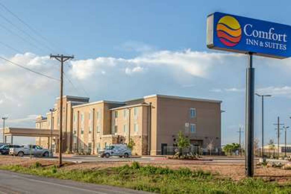 COMFORT INN & SUITES 3