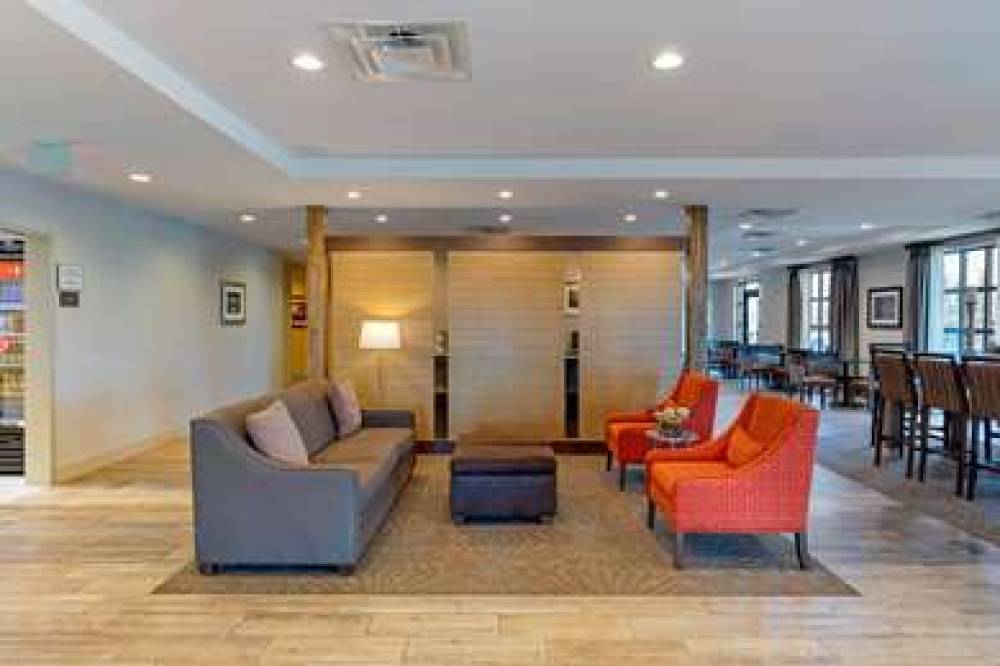 Comfort Inn & Suites 7