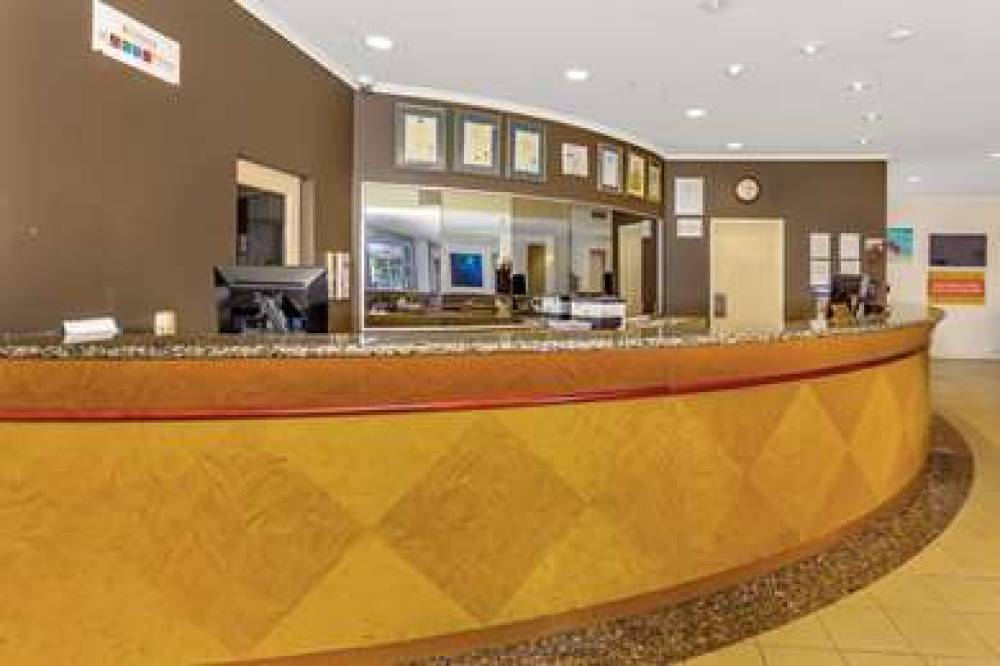 COMFORT INN & SUITES GOODEARTH 5