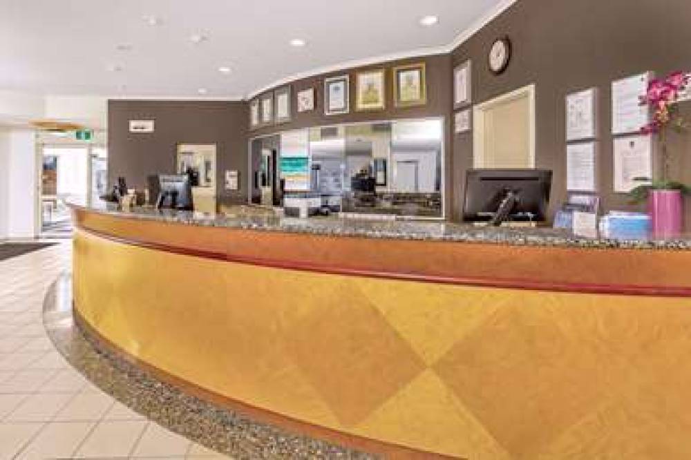 COMFORT INN & SUITES GOODEARTH 4