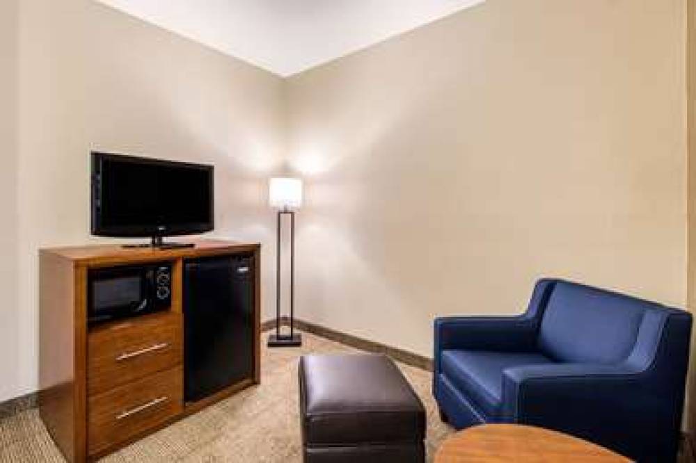 COMFORT INN & SUITES IAH BUSH AIRPO 6