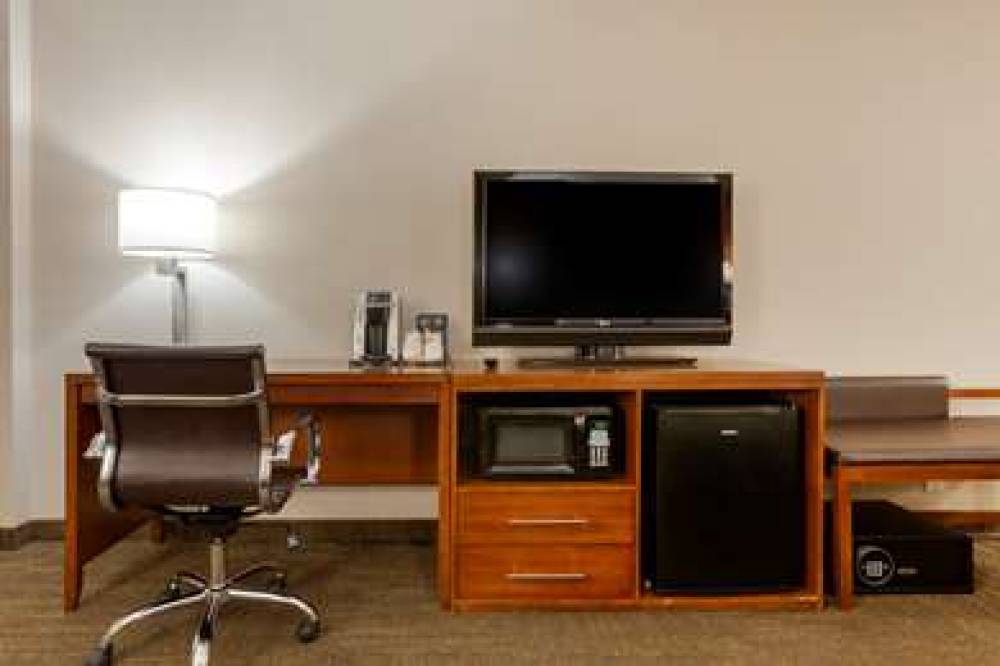 COMFORT INN & SUITES PRESIDENTIAL 4