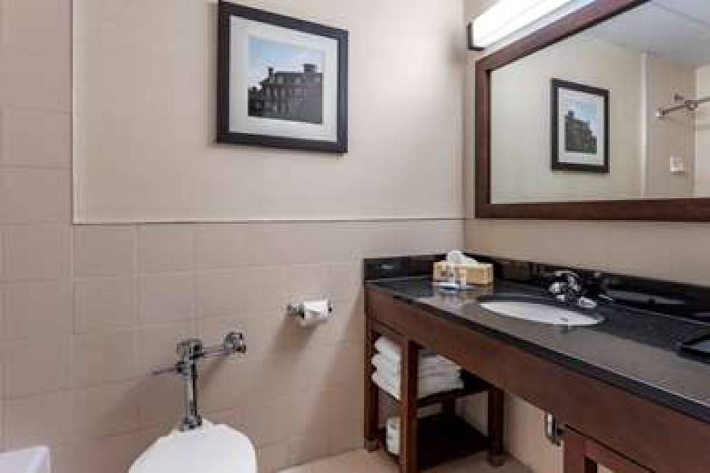 COMFORT INN SYOSSET-LONG ISLAND 8