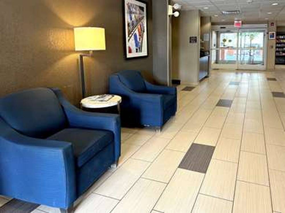 Comfort Suites Airport 4