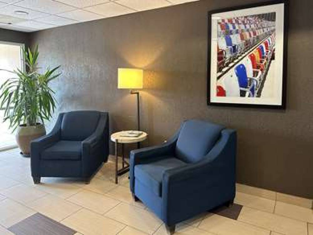 Comfort Suites Airport 3