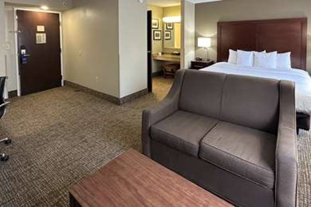 Comfort Suites Airport 7