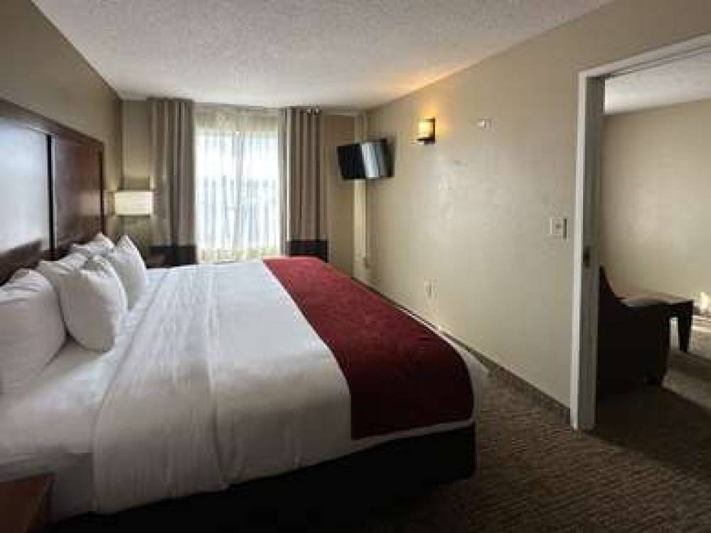 Comfort Suites Airport 10