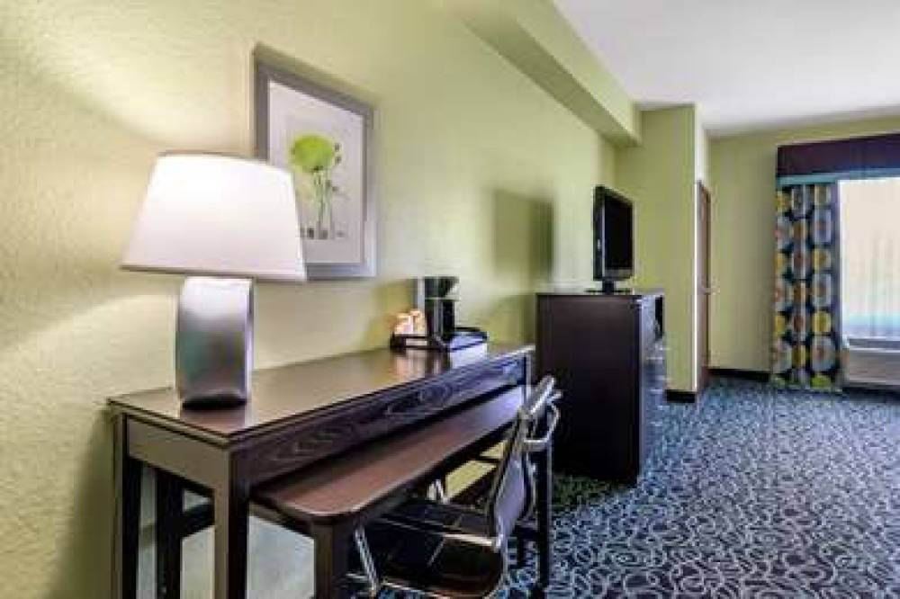 Comfort Suites At Fairgrounds-Casino 8