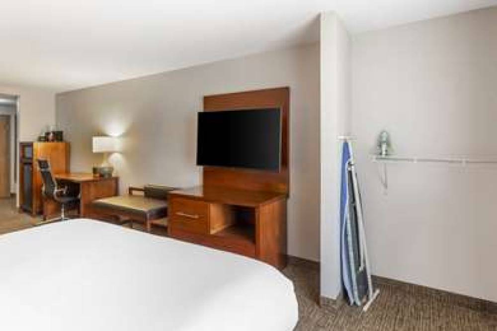 Comfort Suites Longmont 10