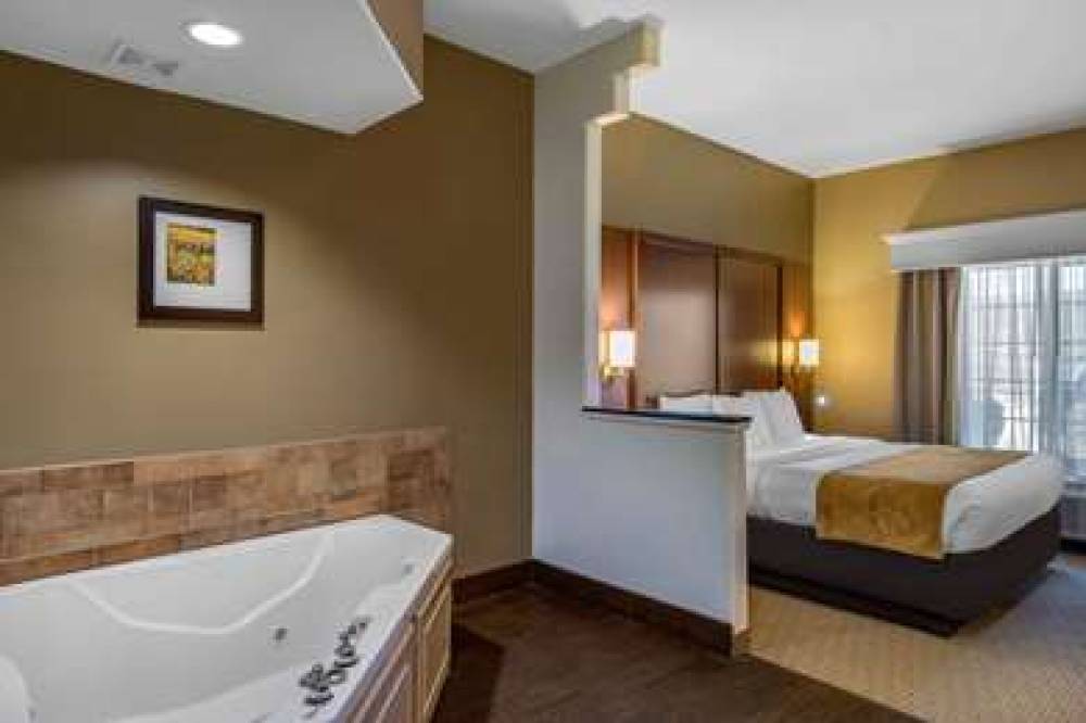 Comfort Suites Marshall 9