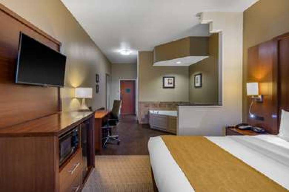 Comfort Suites Marshall 10