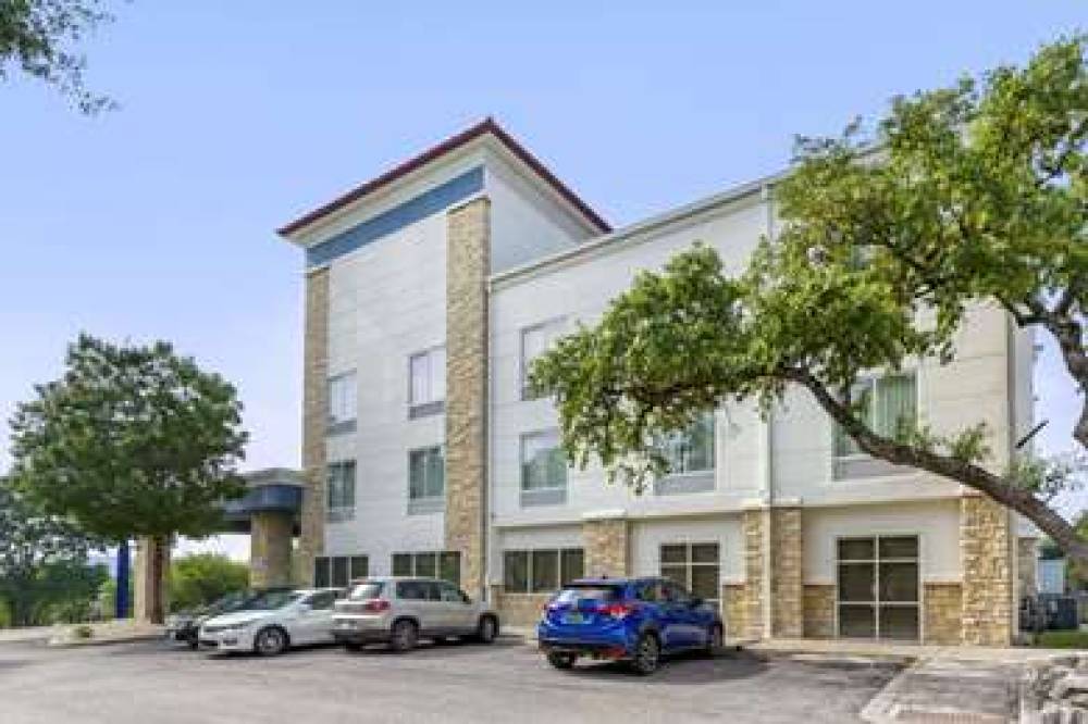 Comfort Suites Medical Center Near Six Flags 4