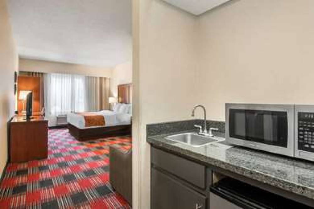 Comfort Suites Near Vancouver Mall 9