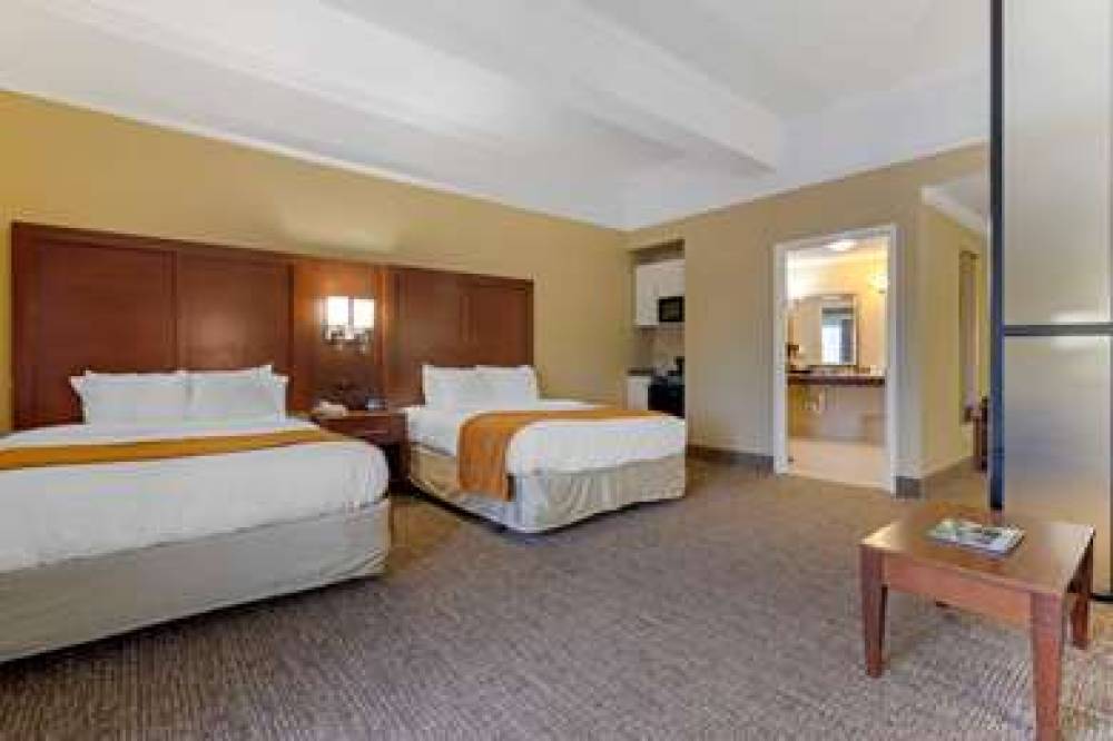 Comfort Suites Savannah North 8