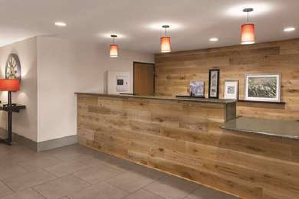 COUNTRY INN & SUITES BY RADISSON AB 4