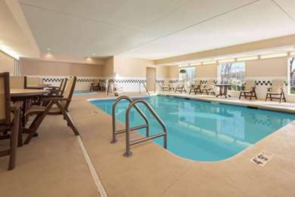 Country Inn & Suites By Radisson, Clinton, IA 9