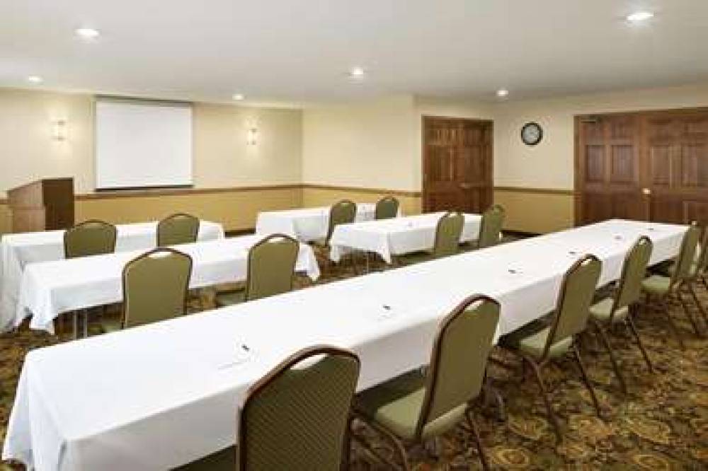 Country Inn & Suites By Radisson, Grinnell, IA 10