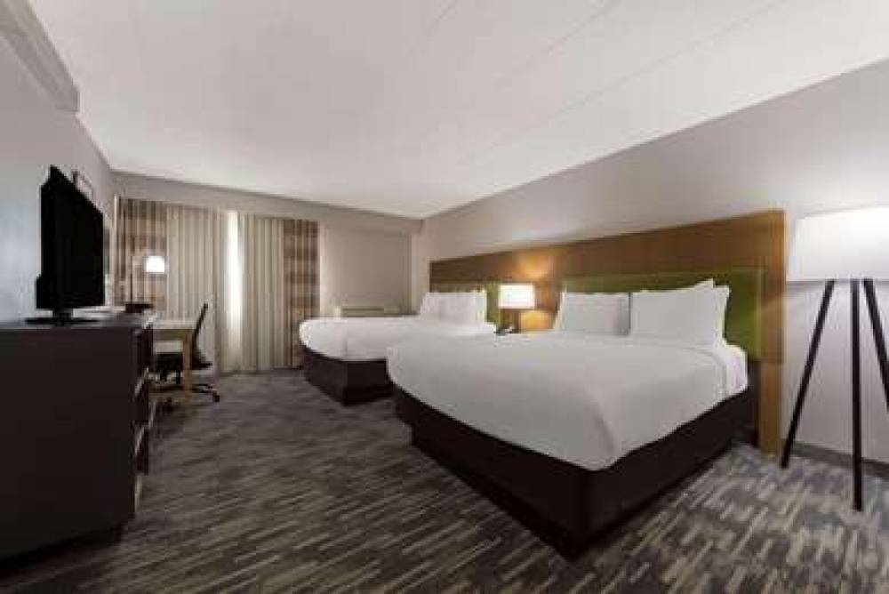 COUNTRY INN & SUITES BY RADISSON LI 4