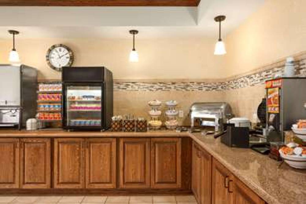 Country Inn & Suites By Radisson, Minot, ND 10