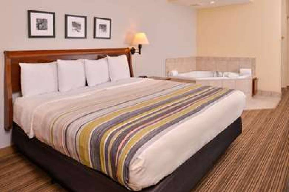 COUNTRY INN & SUITES BY RADISSON OM 10