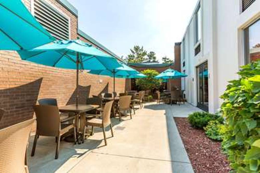 Country Inn & Suites By Radisson, Traverse City, MI 3