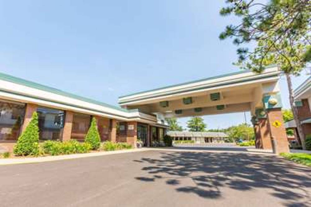 Country Inn & Suites By Radisson, Traverse City, MI 5