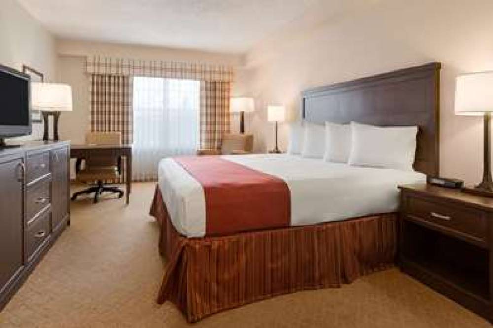 COUNTRY INN SUITES CALGARY 3