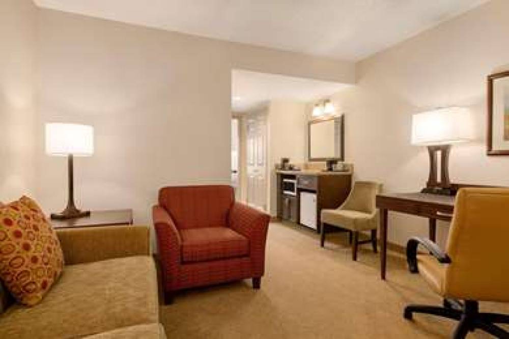 COUNTRY INN SUITES CALGARY 4