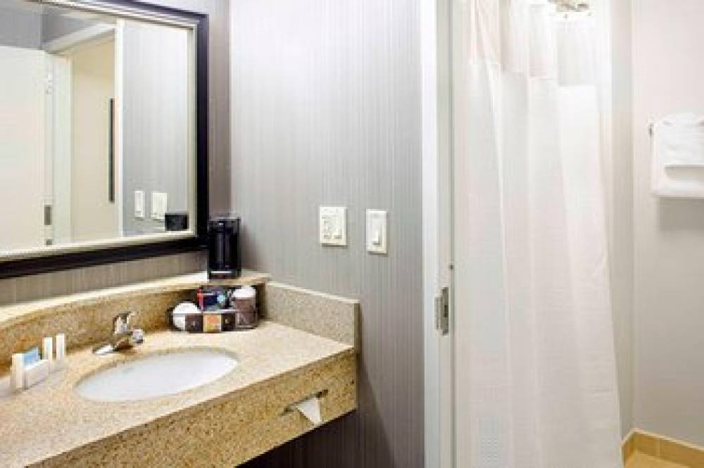 Courtyard By Marriott Akron Stow 10