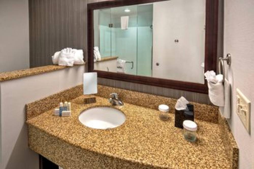 Courtyard  By Marriott Alexandria 10