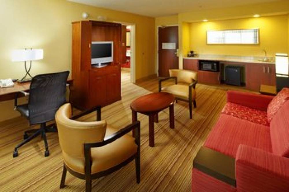 Courtyard By Marriott Altoona 8