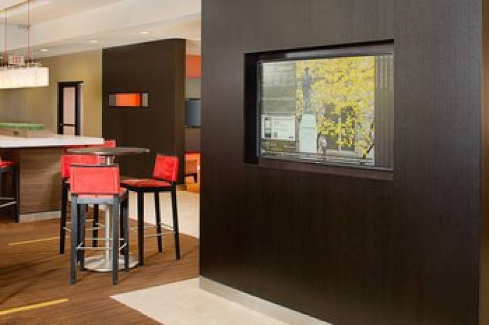 Courtyard By Marriott Altoona 9