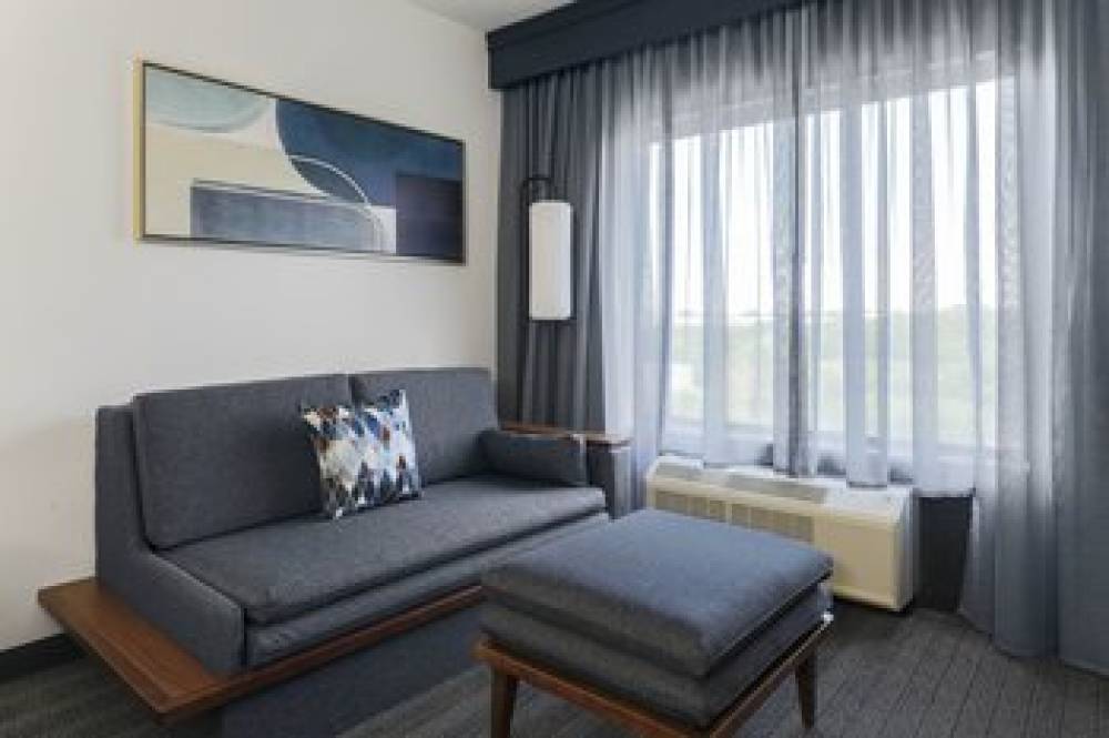 Courtyard By Marriott Austin Airport 7