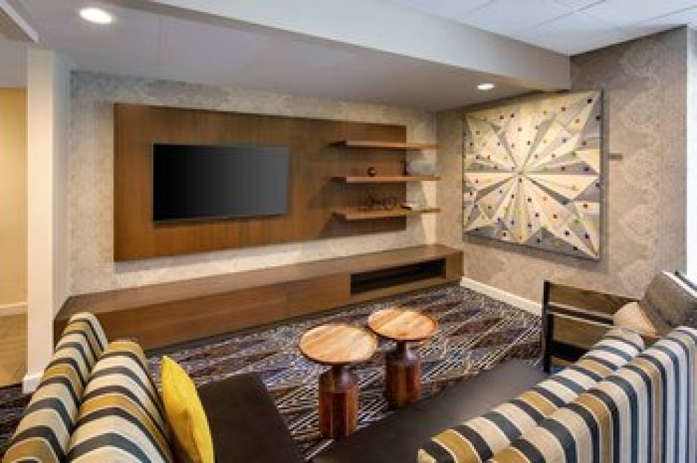 Courtyard By Marriott Austin-University Area 7