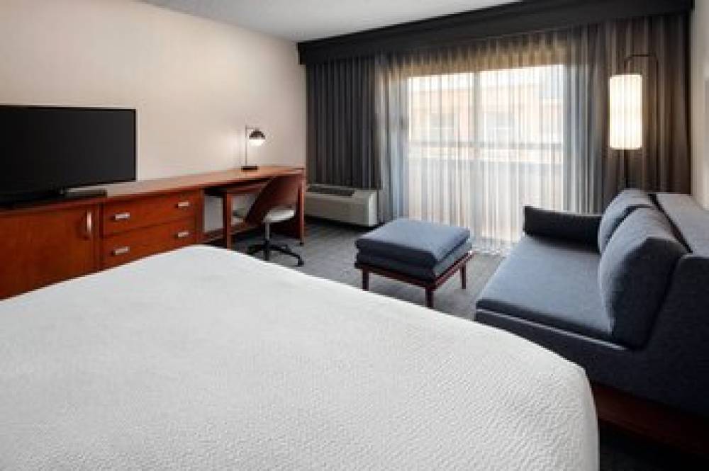 Courtyard By Marriott Bakersfield 9