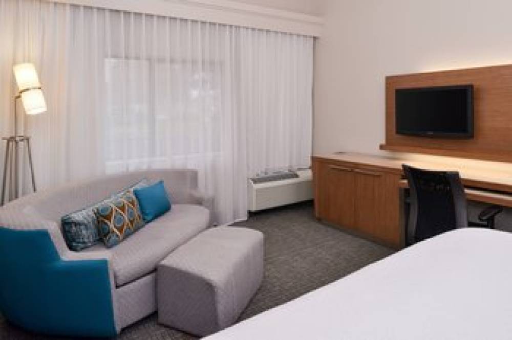 Courtyard By Marriott Beaumont 10