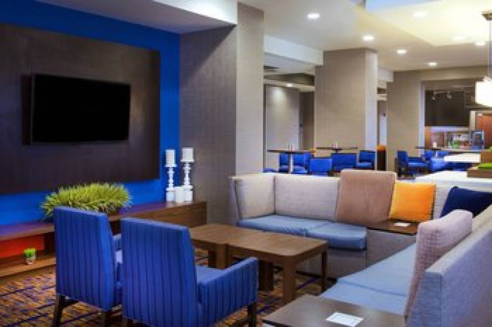 Courtyard By Marriott Bloomington 4