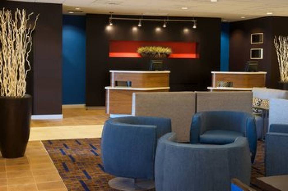 Courtyard By Marriott Bloomington 3