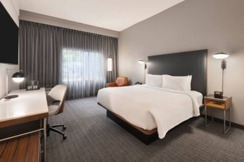 Courtyard By Marriott Burlington 5