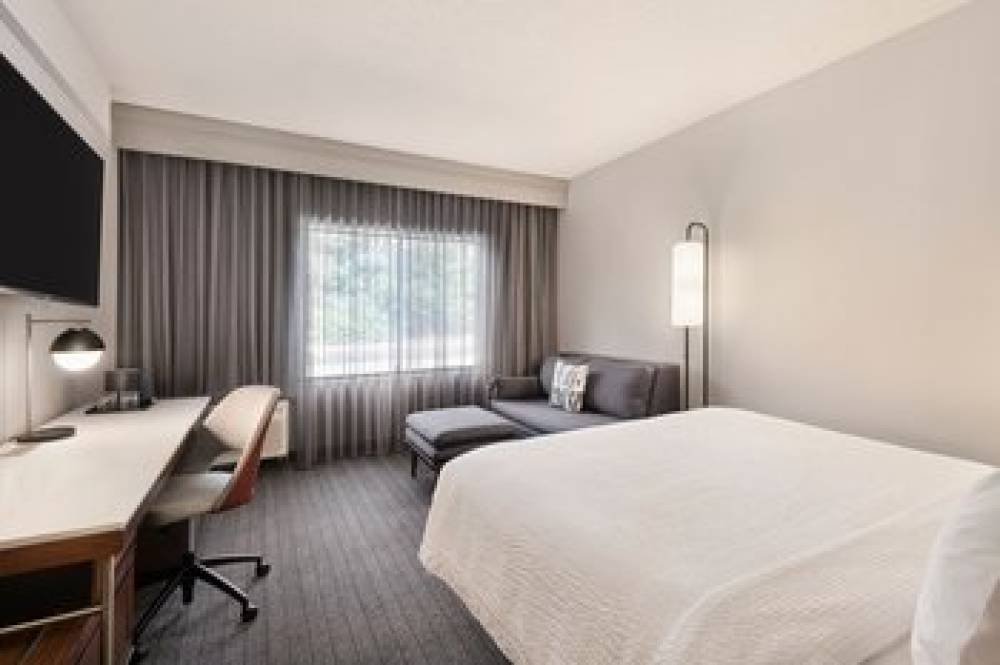 Courtyard By Marriott Burlington 6