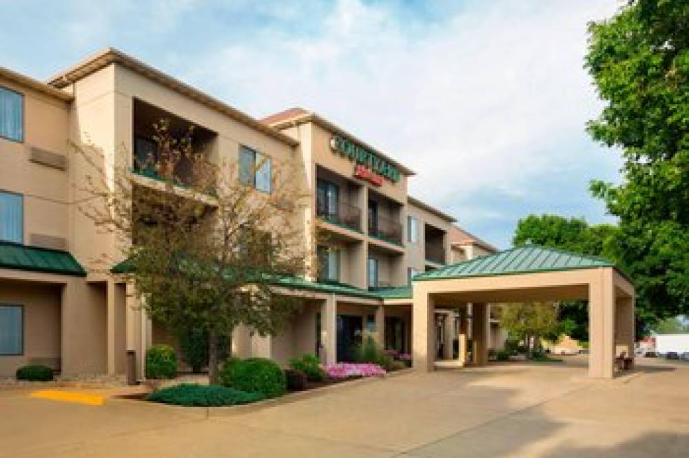 Courtyard By Marriott Champaign 2