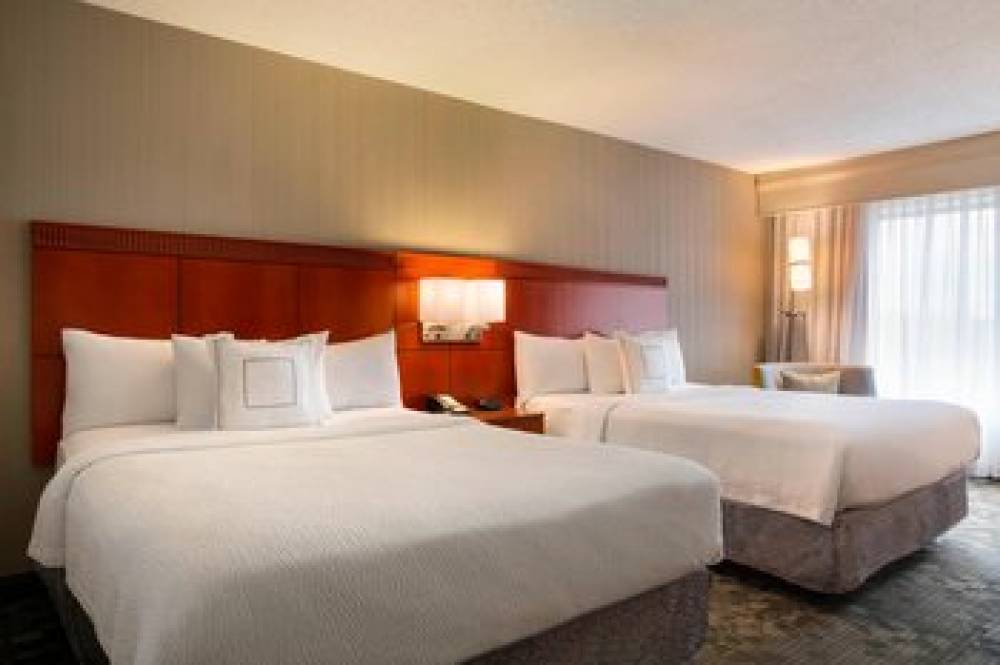 Courtyard By Marriott Champaign 8