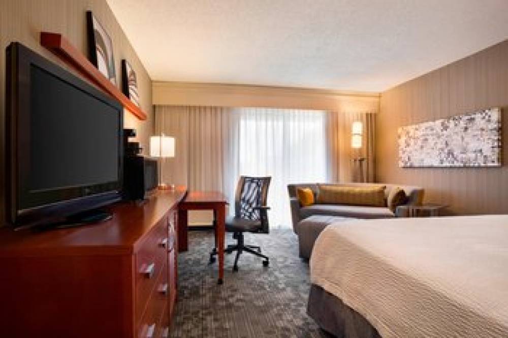 Courtyard By Marriott Champaign 10