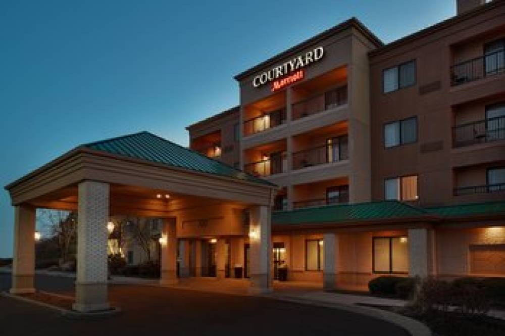 Courtyard By Marriott Chicago St Charles 2