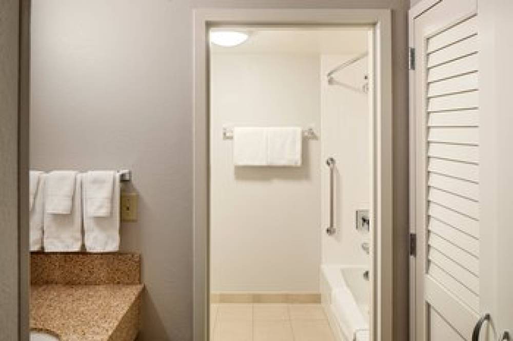 Courtyard By Marriott Cincinnati Blue Ash 8