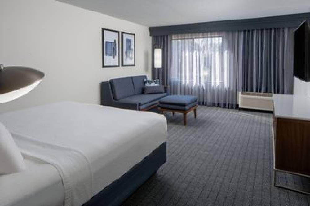 Courtyard By Marriott Decatur 3