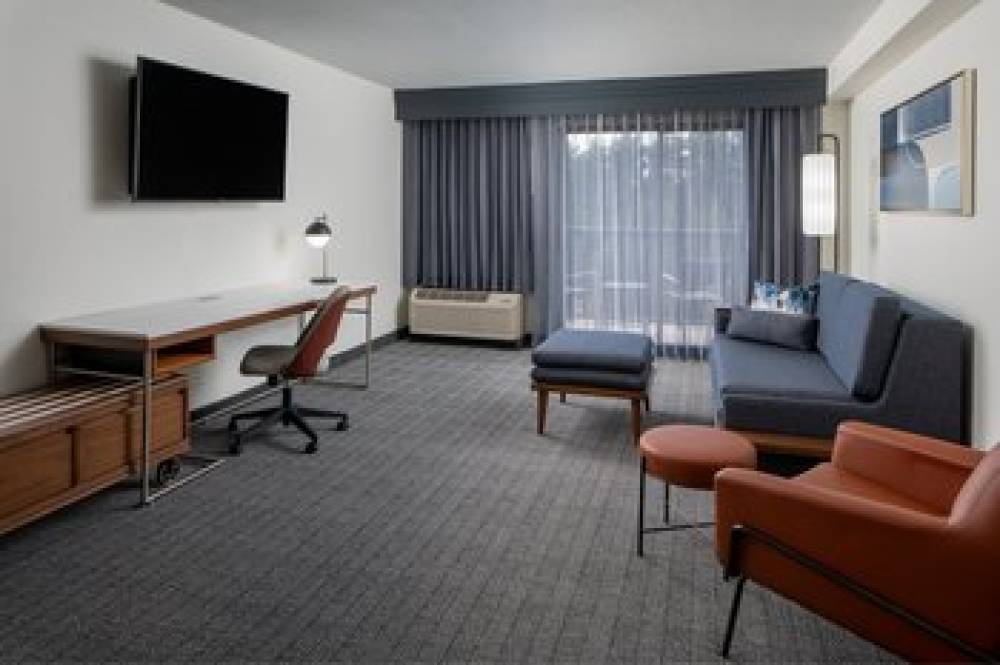 Courtyard By Marriott Decatur 10