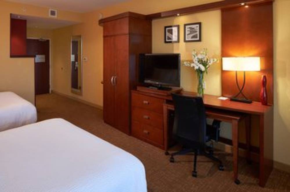 Courtyard By Marriott Evansville East 4